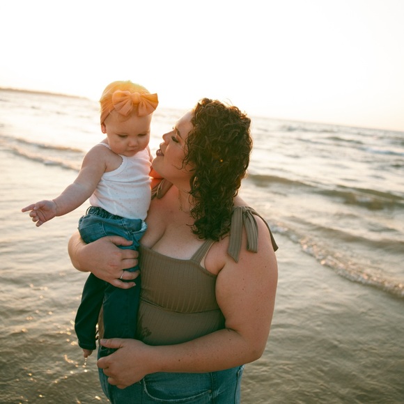 Hey hey! Welcome to my Poshmark! - Picture 4 of 5